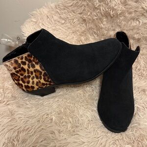Chic Black Ankle Boots with Leopard Accent